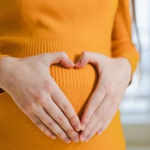Mulher com câncer ginecológico muda útero de lugar e engravida