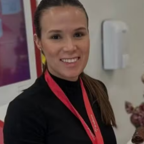 Mulher que se recusou a ceder lugar em voo ganha página de fãs e 300 mil seguidores