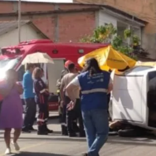 Aluna erra pedal, bate e capota carro durante prova do Detran