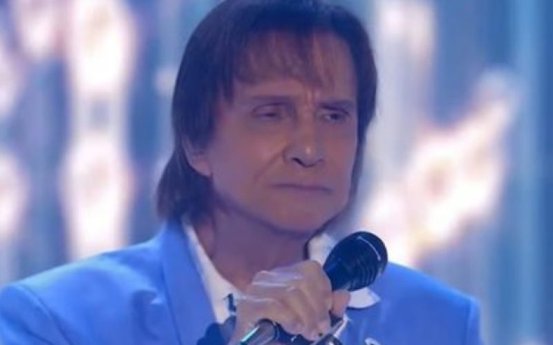 Roberto Carlos se irrita com fotógrafos e faz ameaça durante apresentação