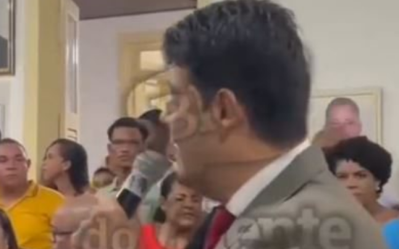 Vereador que foi alvo da PF sai escoltado pela Guarda Municipal após tomar posse em cidade baiana