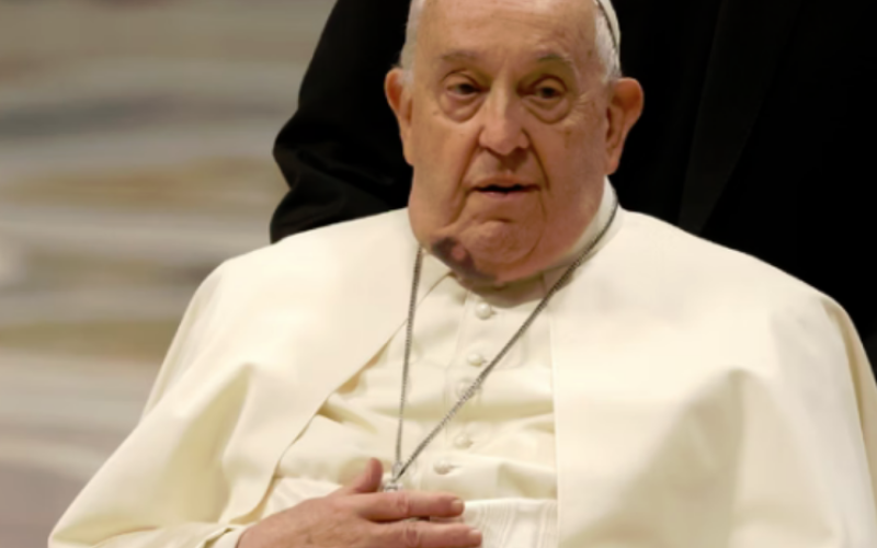 Vaticano aprova homens gays padres, desde que não transem