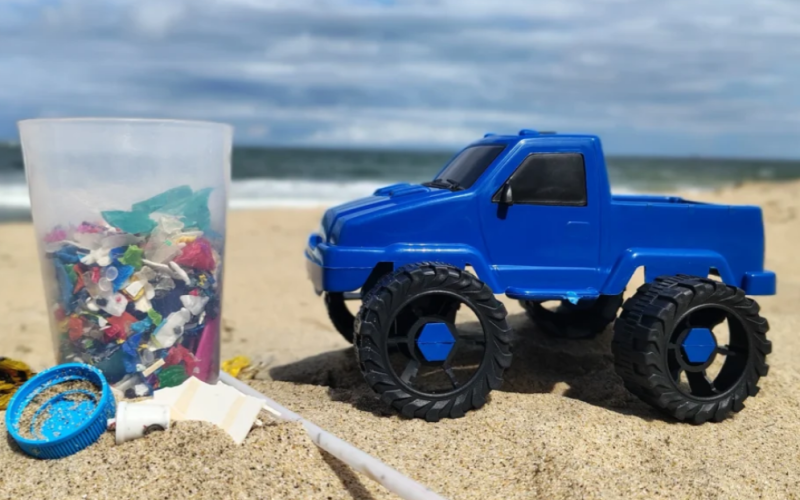 Microlixo se transforma em brinquedos nas praias de Santa Catarina
