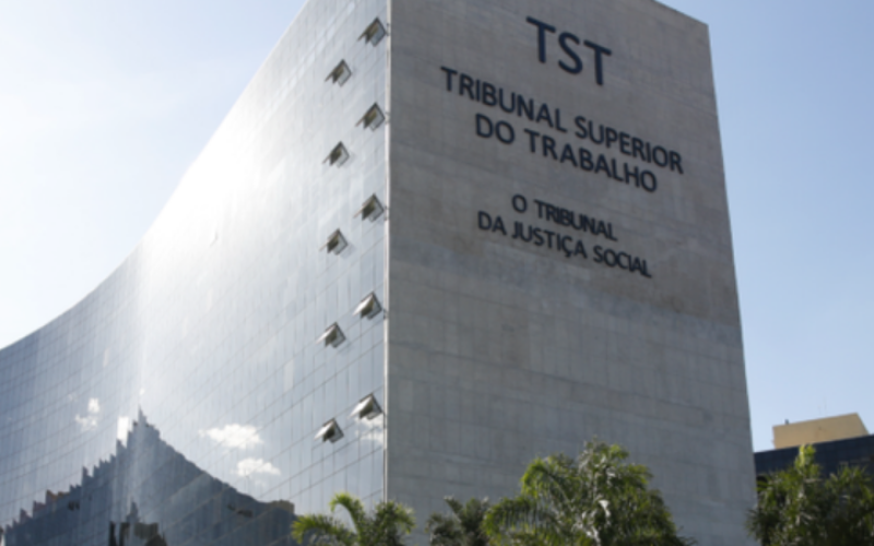 TST condena empresa a indenizar por demitir mulheres para contratar homens