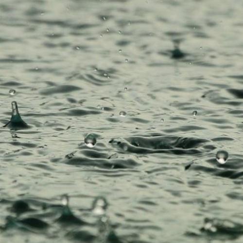 Adolescente de 13 anos morre eletrocutada enquanto tomava banho de chuva; vítima encostou em fiação caída