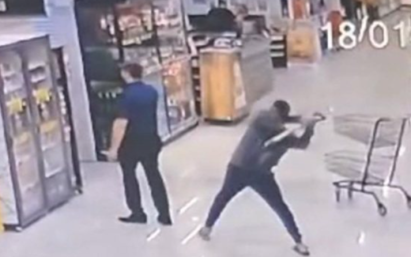 Homem agride gerente de supermercado com golpe de pá na cabeça