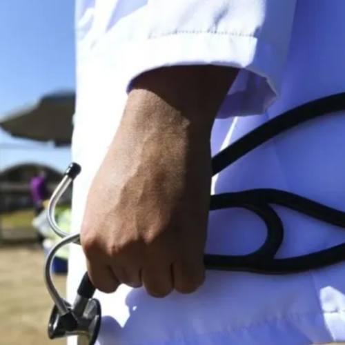 Jovem que desviou R$1 milhão de colegas consegue registro de médica