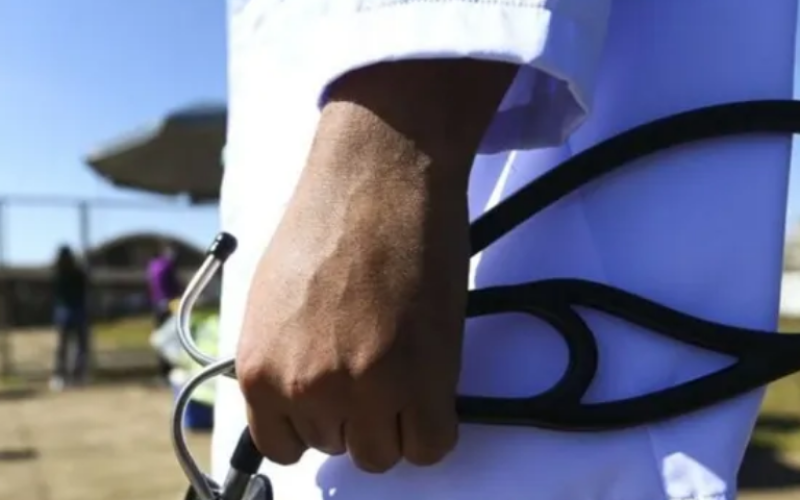Jovem que desviou R$1 milhão de colegas consegue registro de médica