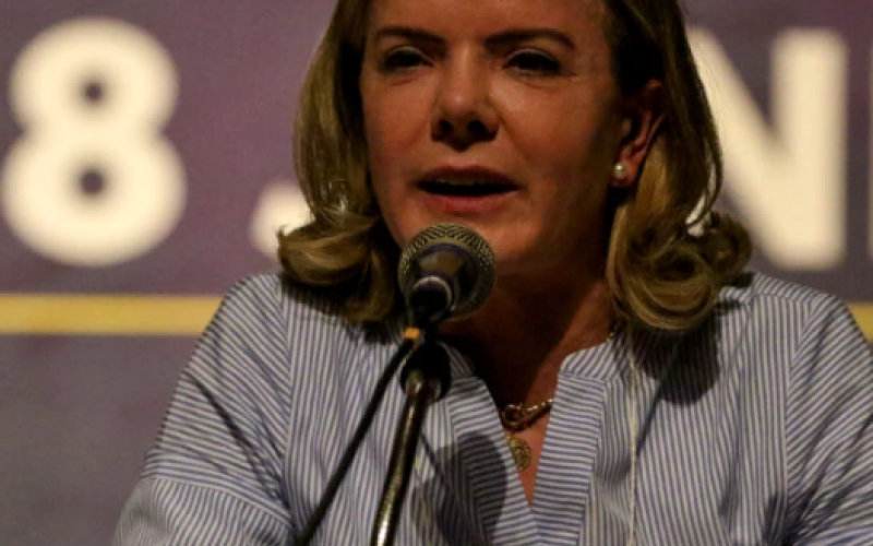 Lula está preocupado com as pesquisas, afirma Gleisi Hoffman