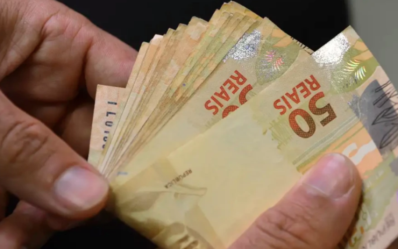 Renda média no Brasil ficou em R$ 2.069 em 2024, aponta IBGE