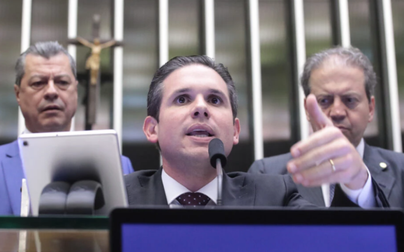 Motta proíbe cartazes na Câmara e ordena uso de terno e gravata