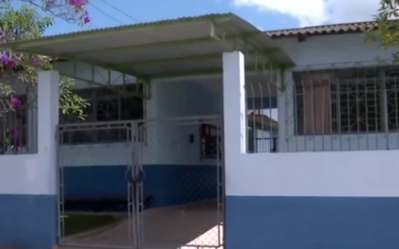Criança leva cocaína do pai à escola e distribui entre colegas