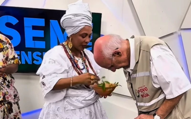 Padre Lancellotti recebe passe de mãe de santo: “Ogum lhe guarde”