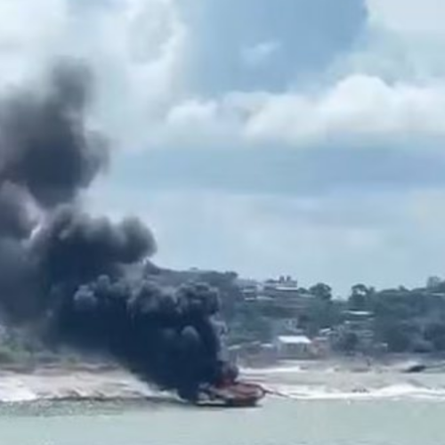 Explosão e pânico em alto-mar: Lancha com 19 pessoas afunda após incêndio