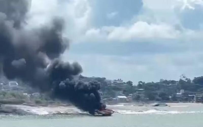 Explosão e pânico em alto-mar: Lancha com 19 pessoas afunda após incêndio
