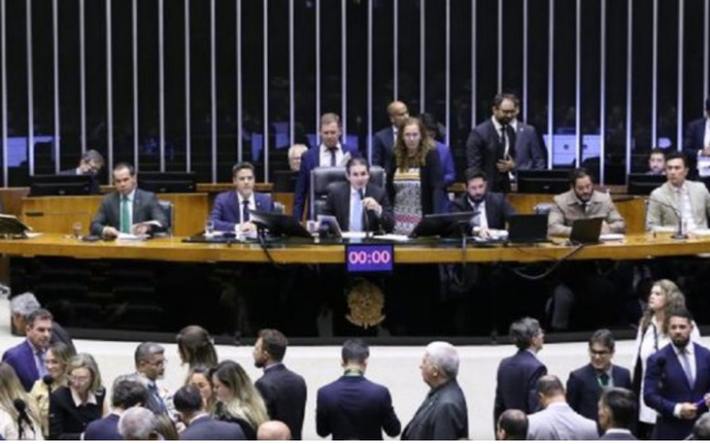 Deputados federais empregam parentes nos próprios gabinetes, diz levantamento