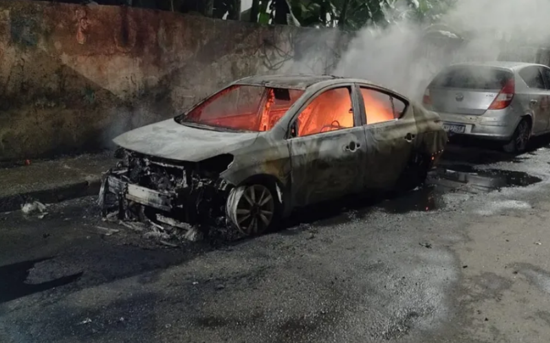 Traficantes do CV tocam terror e incendam carros em bairro de Salvador