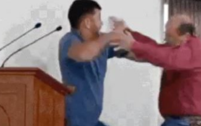 Vereadores trocam socos durante sessão na Câmara