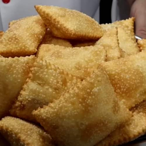 Mulher mata 40 integrantes de facção com pasteis envenenados