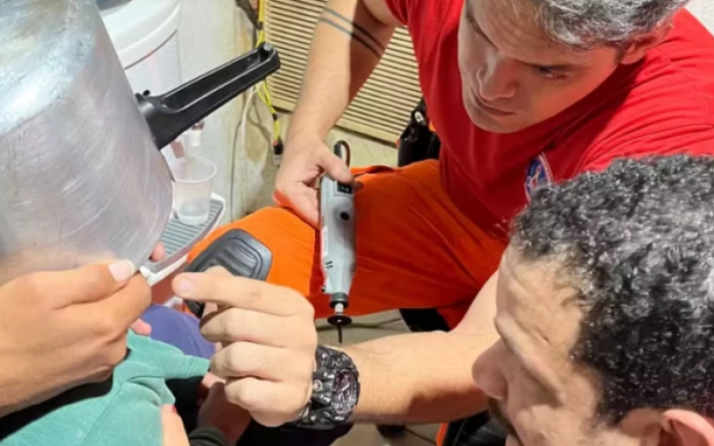Menino Maluquinho: Criança fica com panela presa na cabeça e é socorrida por bombeiros