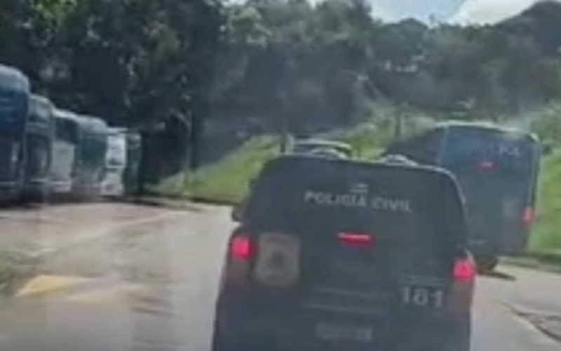 Homem foi preso por suspeita de assediar adolescentes menores de 15 anos pela internet.