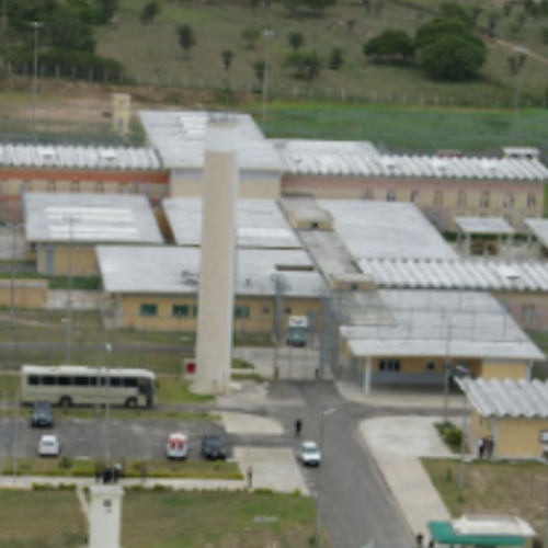 Foragida da justiça presa ao fazer visita em presidio