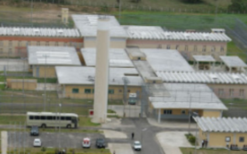 Foragida da justiça presa ao fazer visita em presidio