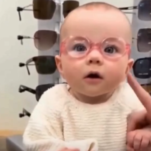 Bebe com deficiência rara enxerga após receber óculos especial