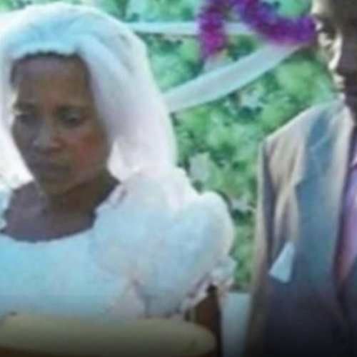 Sem dinheiro para bolo casal serve pão com manteiga no casamento