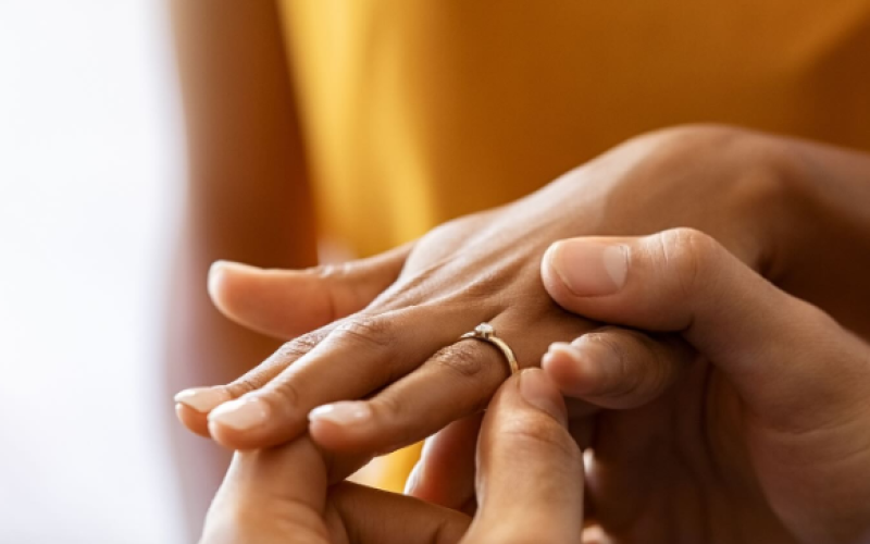 Casal que compram alianças muito caras tende a se divorciar