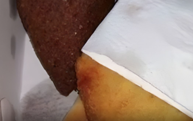 Jovem recebe lanche com dedo humano dentro