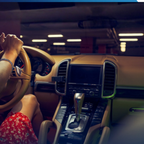 Mulher aluga carros de luxo para seduzir homens e cometer furtos durante o encontro