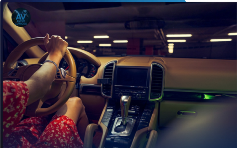 Mulher aluga carros de luxo para seduzir homens e cometer furtos durante o encontro