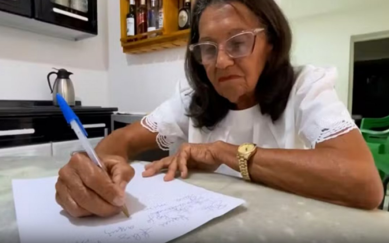 Idosa faz TCC a mão e forma em direito aos 78 anos
