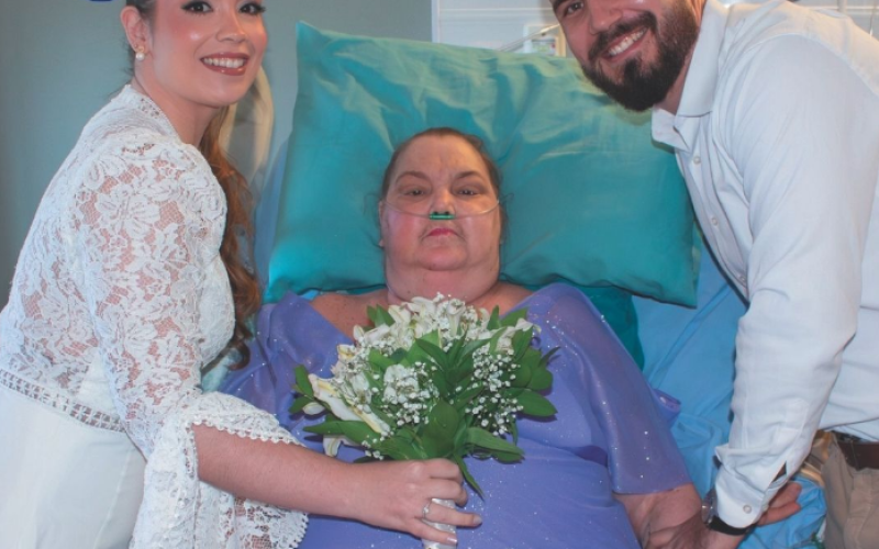 Com mãe internada noiva casa dentro de hospital