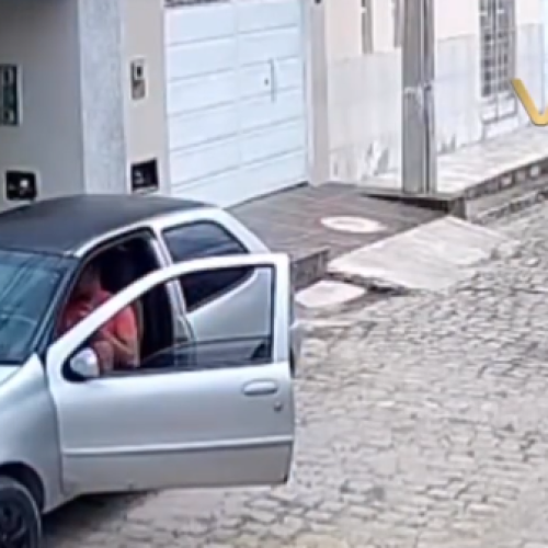 Câmera registram furto de veículo em plena luz do dia em Senhor do Bonfim.