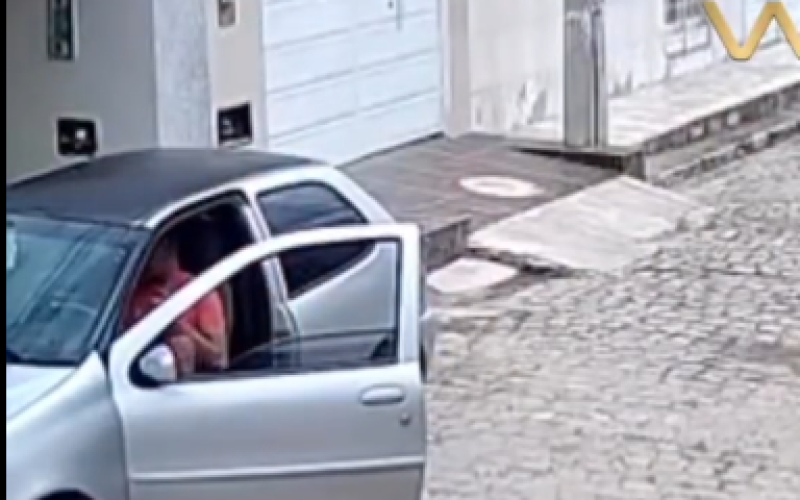Câmera registram furto de veículo em plena luz do dia em Senhor do Bonfim.