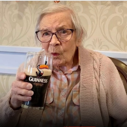 Mulher de 105 anos revela segredo de longevidade