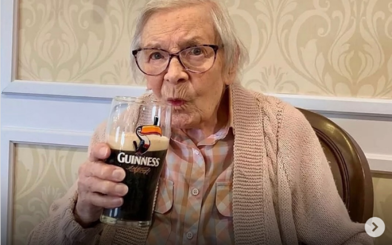 Mulher de 105 anos revela segredo de longevidade