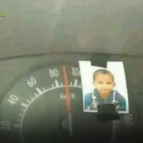 Pai coloca foto do filho no velocímetro do carro para quando passar de 100k lembrar de que lhe espera em casa