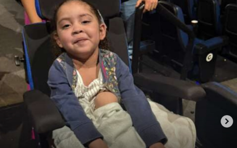 Menina com doença rara realiza o sonho de ir ao cinema pela primeira vez