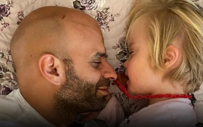 Pai solteiro adota menina rejeitada por 20 famílias