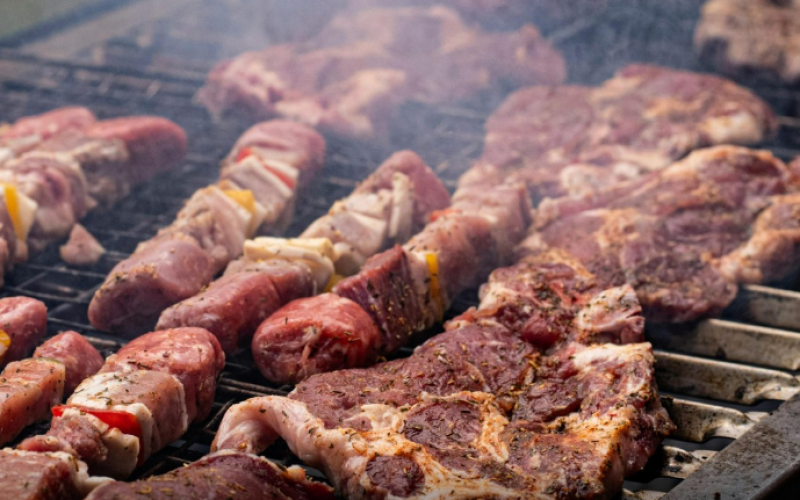 Carne mal passada pode ser fonte de infecção