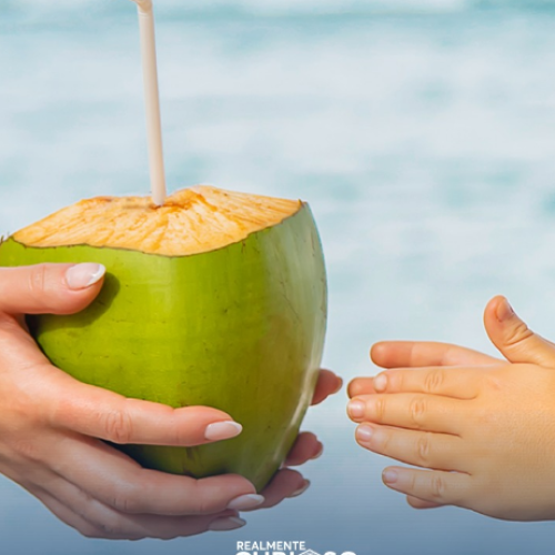 Beber água de coco com frequência pode reduzir inchaço