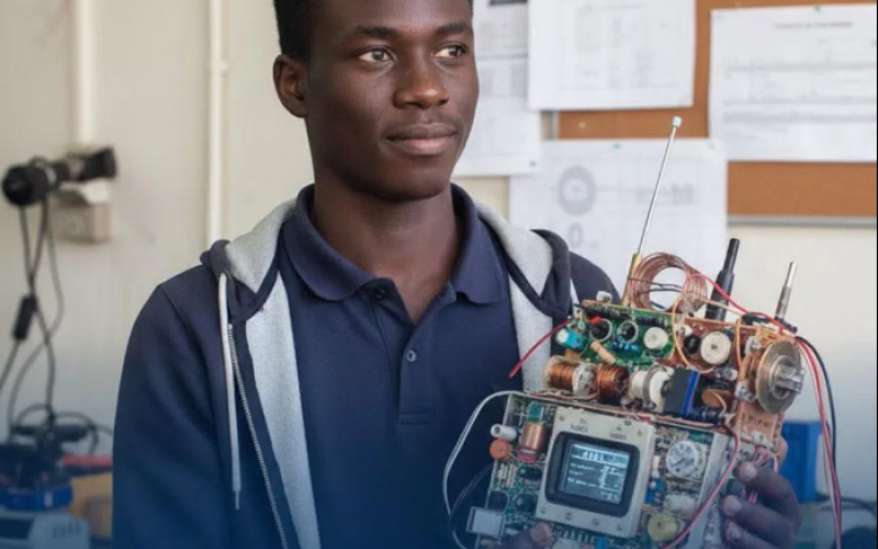 Jovem desenvolveu um celular que funciona sem chip, internet ou rede, usando apenas frequência de rádio