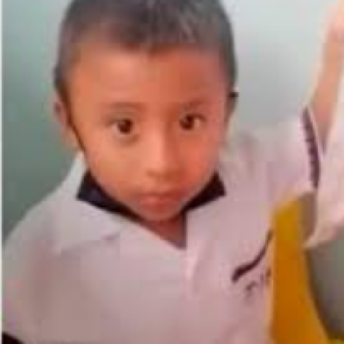 Emocionante: Menino do Panamá viraliza ao guardar parte da merenda escolar!