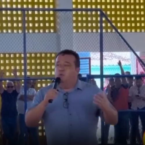 Prefeito reúne dezenas de contratados em uma quadra para anunciar demissão em massa!