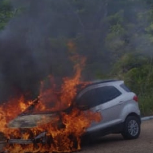 Após curto circuito carro pega fogo em Jacobina