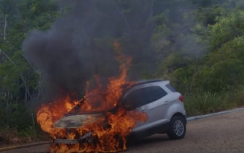 Após curto circuito carro pega fogo em Jacobina
