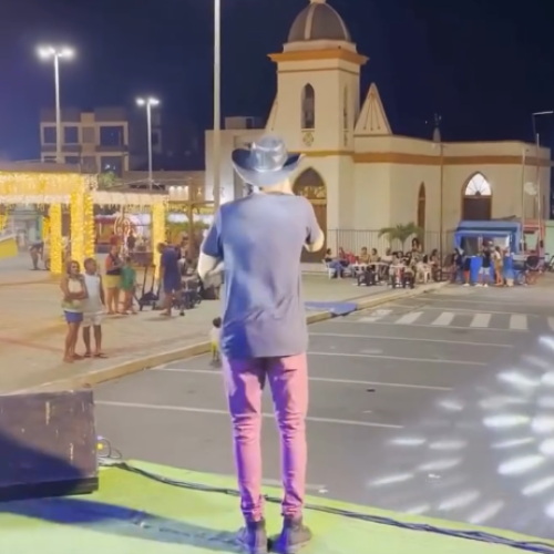 Em Aracaju mesmo sem publico cantor segue o show com entusiasmo